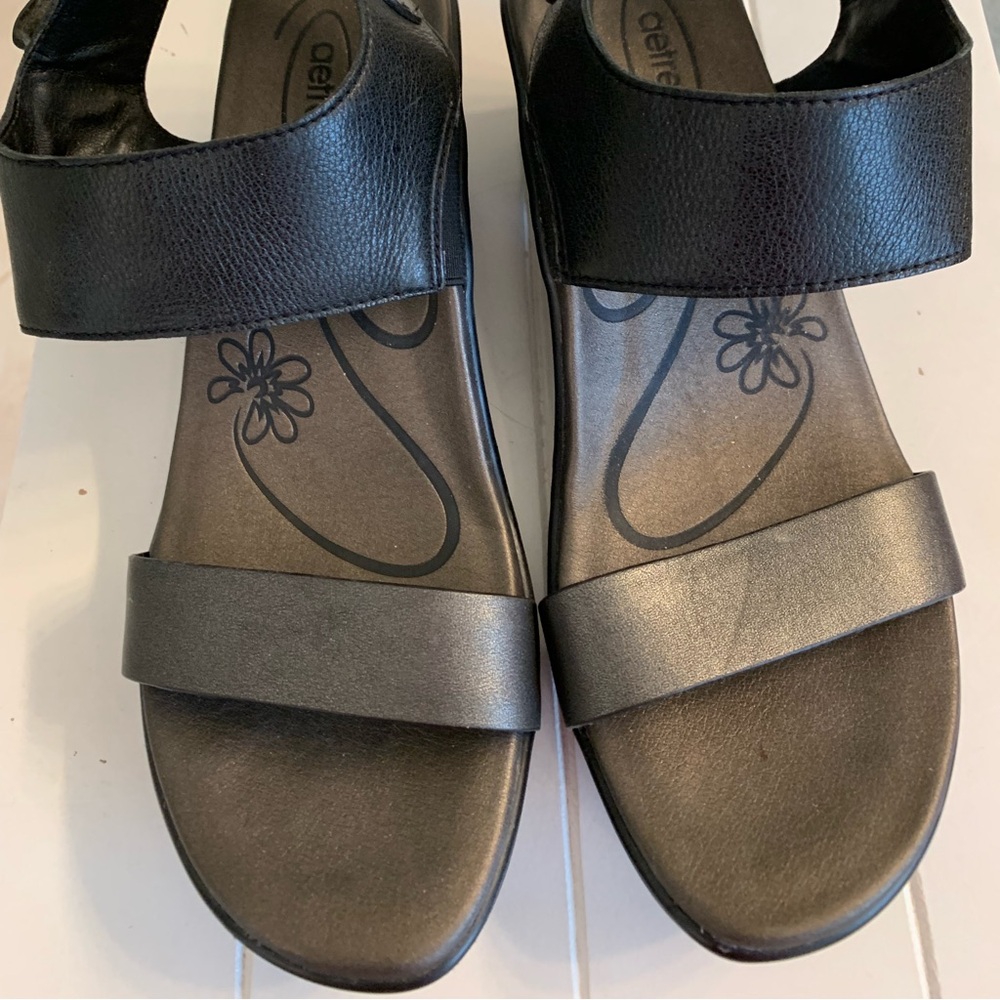 Aetrex Black & Bronze platform sandals in size 39. EUC